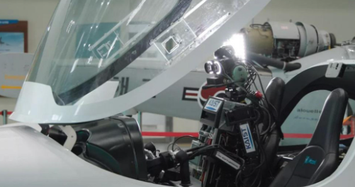 Robot phi công hình người đầu tiên điều khiển máy bay