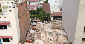 Khoảnh khắc căn nhà 4 tầng ở TP HCM bất ngờ đổ sập