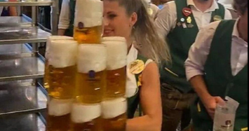 Nữ bồi bàn gây sốc khi bê một lúc 13 ly bia khổng lồ