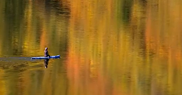 Màu sắc mùa thu phản chiếu trên mặt nước đẹp như tranh vẽ