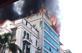 Chung cư mini House Xinh Group bốc cháy dữ dội 