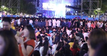 Người dân hân hoan đổ về trung tâm Sài Gòn đón năm mới 2020