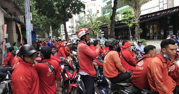 Hàng loạt tài xế xe ôm công nghệ Go-Viet đình công, kéo đến công ty phản đối 