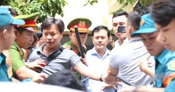 Nhiều người vây kín ô tô, chen lấn khi Nguyễn Hữu Linh rời tòa