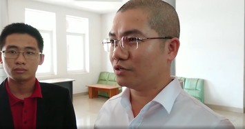 Ông Nguyễn Thái Luyện trao đổi với báo chí sau khi làm việc với công an.