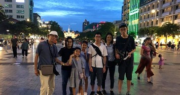 Ông Oki cùng gia đình chụp hình kỷ niệm tại phố đi bộ Nguyễn Huệ.
