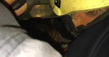 Giải cứu một người phụ nữ và bé trai 8 tháng tuổi bị kẹt trong thang máy ở Sài Gòn