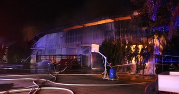 Công ty sản xuất nệm mút cháy dữ dội, gần trăm cảnh sát căng mình dập lửa trong đêm