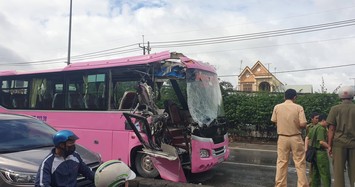 Ôtô khách tông xe container, nhiều người bị thương ở Sài Gòn