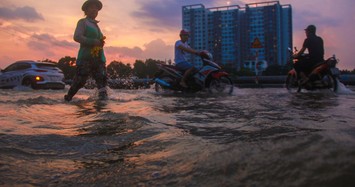 Hé lộ nguyên nhân vỡ bờ bao khiến dân Sài Gòn lội trong nước đen bẩn