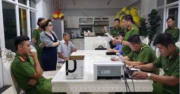 Cảnh sát đọc lệnh bắt bà Phạm Thị Tuyết Nhung.