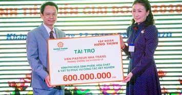 Bà Trần Thượng Thu Giang - Phó Tổng Giám đốc Tập đoàn Hưng Thịnh  trao tặng kinh phí tài trợ cho TS. BS Đỗ Thái Hùng - Viện trưởng Viện Pasteur Nha trang