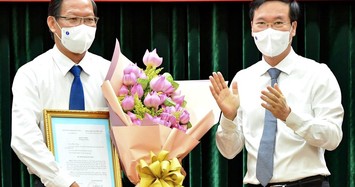 Thường trực Ban Bí thư Võ Văn Thưởng (bên phải) trao quyết định điều động cho ông Phan Văn Mãi. Ảnh: Zing.