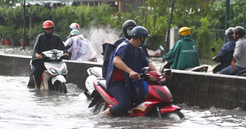 Sài Gòn mưa cực lớn, nước cuồn cuộn trên đường cuốn trôi xe máy 