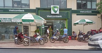 Nổ 2 phát súng vào bảo vệ rồi cướp ngân hàng Vietcombank