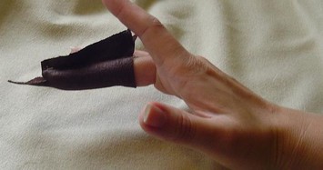 Kinh hoàng thanh niên ở Hà Nội cầm dao chặt đứt ngón tay mình