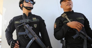 Cận cảnh hàng chục đặc vụ Philippines ôm súng theo sát U22 Việt Nam