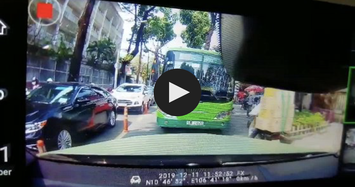 Clip xe buýt Sài Gòn vượt ẩu, lấn làn ngược chiều bị ô tô khác ép phải lùi