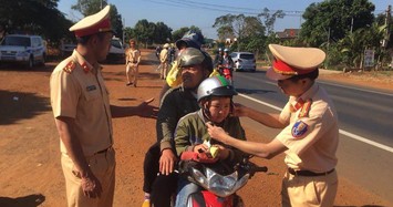 CSGT Đắk Nông 'thổi còi' người đi xe máy để... tặng quà trên đường về quê ăn Tết