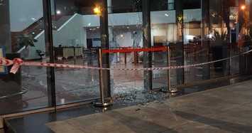 Ô tô lao vỡ kính toà nhà trung tâm hành chính TP Đà Nẵng