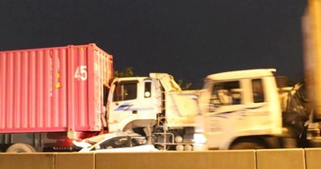Hãi hùng ôtô con bị xe tải, container đâm ép nát trong tai nạn cầu Phú Mỹ 