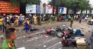 Hãi hùng hiện trường container “ủi” nhiều xe máy, hơn 20 người thương vong