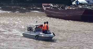 Chìm sà lan hơn 300 tấn trên sông Tiền, 3 người mất tích