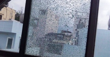 Ngã ngửa nguyên nhân hàng loạt cửa kính nhà dân ở TP HCM bị bắn bể