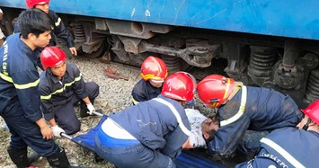 “Toát mồ hôi” cảnh giải cứu người đàn ông kẹt dưới gầm tàu hỏa