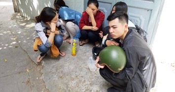 Bạn bè ngồi góc đường khóc thương nữ sinh 19 tuổi bị giết dã man ở Sài Gòn 
