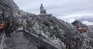 Video: Tuyết xuất hiện bất ngờ trên đỉnh Fansipan, Sapa