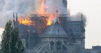 Ngọn lửa thiêu cháy tòa tháp nhà thờ Đức Bà Paris