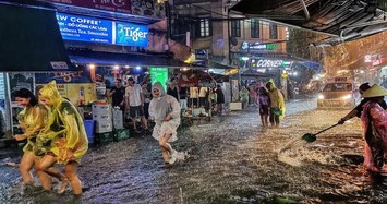 Đường phố Hà nội ngập nước sau trận mưa lớn ngay giữa kỳ nghỉ lễ