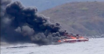 Cano chở khách du lịch bất ngờ bốc cháy trên vịnh Nha Trang, 2 người bị bỏng nặng