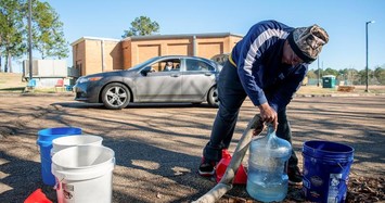 Người Mỹ khốn khổ vì mất nước sinh hoạt gần 3 tuần