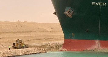 Tàu chở hàng khổng lồ mắc kẹt chắn ngang kênh đào Suez