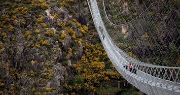 Mãn nhãn cầu treo đi bộ dài nhất thế giới ở Bồ Đào Nha