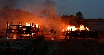 Cận cảnh lò hỏa táng cháy suốt ngày đêm ở Ấn Độ vì Covid-19