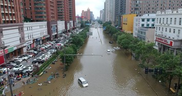 Cận cảnh mưa lũ kinh hoàng ở Trung Quốc, hàng chục người chết