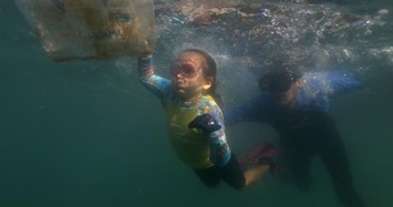Ảnh đẹp: Bé gái 4 tuổi dọn rác thải nhựa dưới đại dương