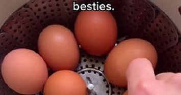 Cách luộc trứng giúp bóc vỏ cực nhanh