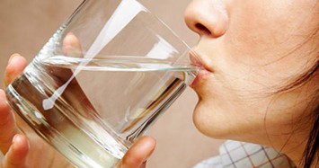 Nên uống nước trước hay sau đánh răng buổi sáng?