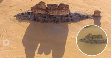 Bất ngờ khối đá hình con cá khổng lồ trồi lên giữa sa mạc Saudi