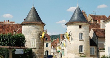 Làng cổ đẹp như tranh vẽ ở Pháp cực hút khách du lịch