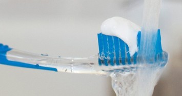 Vì sao không nên đánh răng khi tắm?