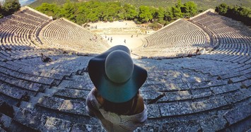 Nhà hát Hy Lạp cổ xây dựng trên đất từng thờ phụng thần nên có khả năng chữa bệnh?