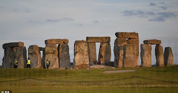 Âm thanh bí ẩn bên trong bãi đá cổ nổi tiếng ở Anh
