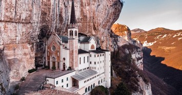 Cận cảnh nhà thờ cheo leo trên vách núi đá nổi tiếng châu Âu