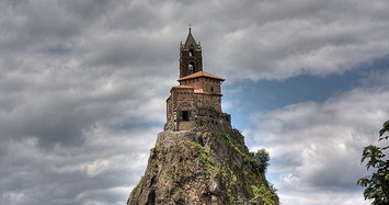 Độc đáo nhà thờ 1.000 tuổi xây từ đá nằm trên đỉnh núi lửa 