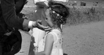 Trùm phát xít Hitler đặc biệt có biểu cảm lạ khi chụp ảnh với trẻ em